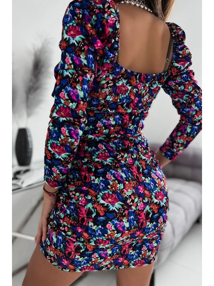 Kvetované šaty s obálkovým výstrihom