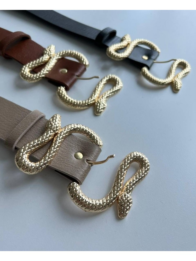 Kožený opasok so zlatou sponou